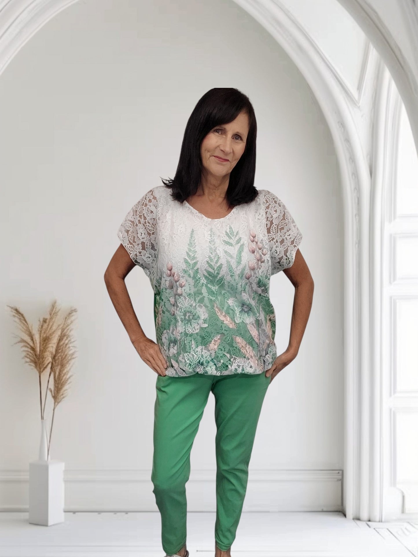 Rach Floral Lace Front Bubble Hem Top | One Size Fits UK 16-18